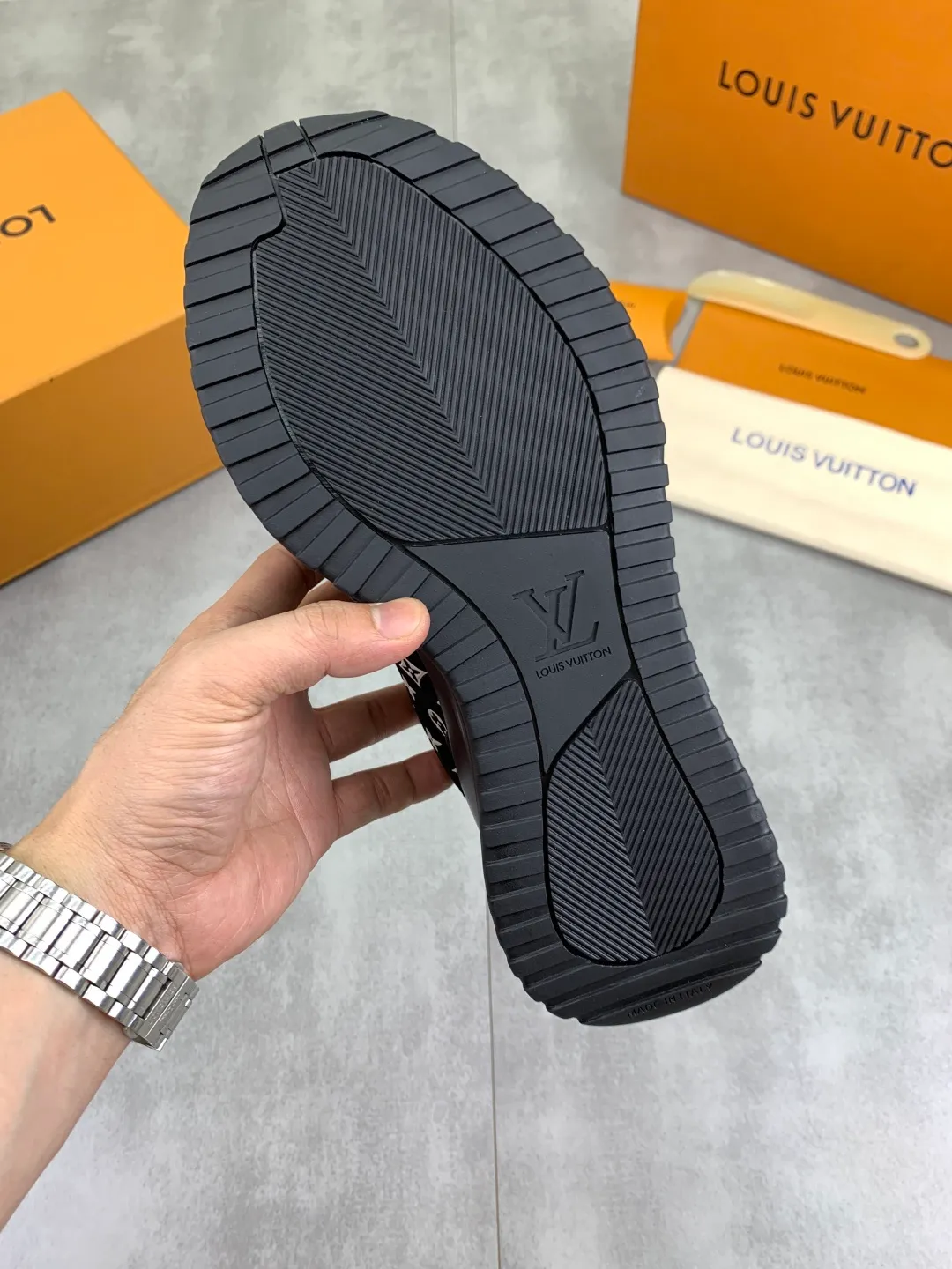 Men's men's shoes 💰P680 new style 💶[LOUIS VUITTON] (original order) new style 🍀LV Louis Vuitton * - top version of LV classic trendy shoes! Use imported original cowhide and water-dyed cowhide lining. The latest original wear-resistant TPU combination outsole! High quality products! Multiple colors available, code number: 38-44 (45 46 customized)